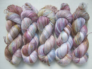 DT17 (Hand dyed, Silk 70% / Bamboo 30%)