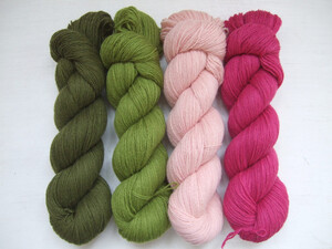 MW37 (100% Merino wool yarn), 400g (4 skeins X 100g)
